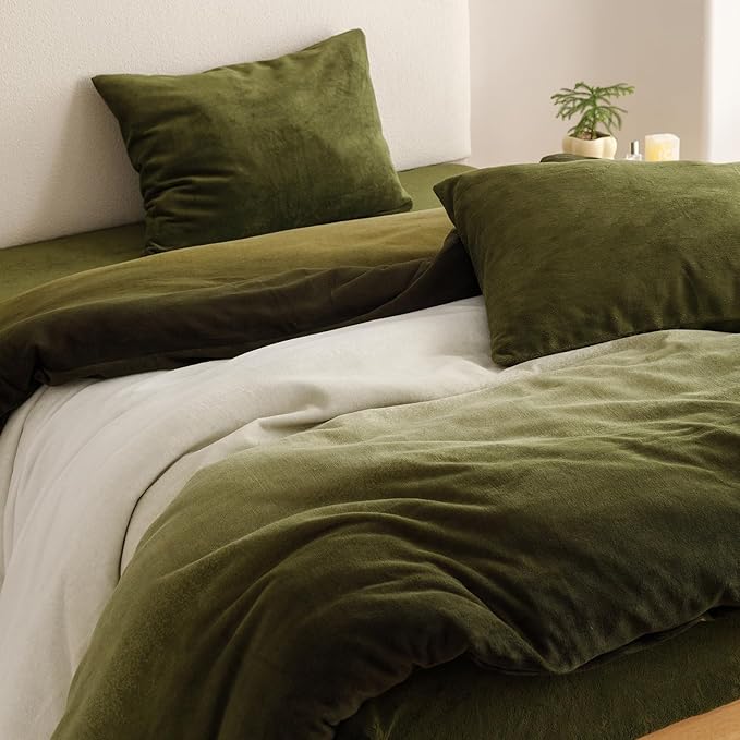 CLOTHKNOW Green White Fluffy California King Comforter Set Velvet Bedding Comforter Sets Soft Comforter with 2 x Pillow Cases