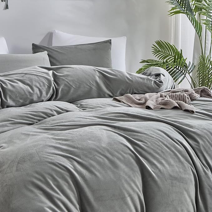CLOTHKNOW Grey Fluffy King Size Comforter Set Velvet Bedding Comforter Sets Soft Gray Comforter Flannel Comforter with 2 x Pillow Cases