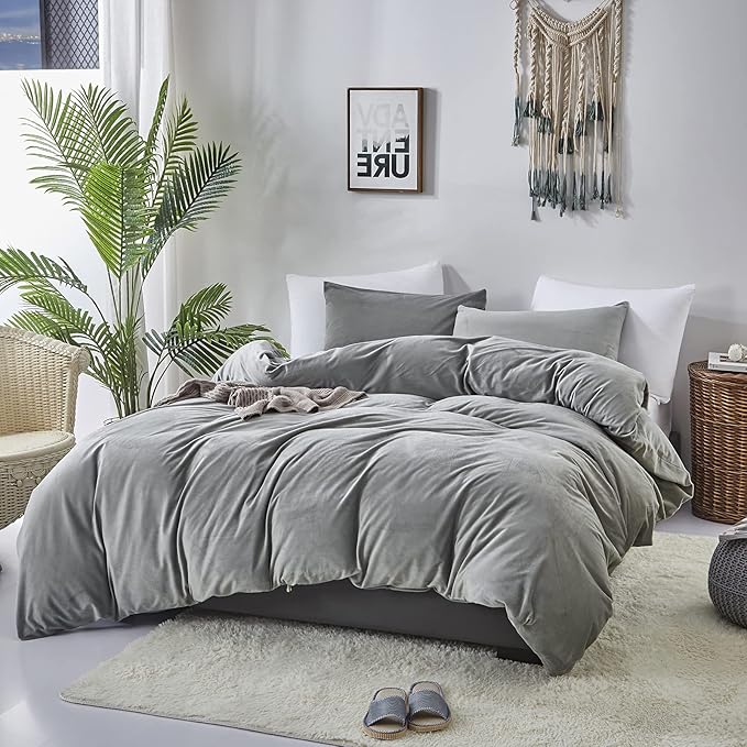 CLOTHKNOW Grey Fluffy King Size Comforter Set Velvet Bedding Comforter Sets Soft Gray Comforter Flannel Comforter with 2 x Pillow Cases
