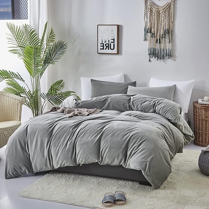CLOTHKNOW Grey Fluffy Full Size Comforter Sets Velvet Bedding Comforter Sets Soft Silver Comforter Cozy Flannel Comforter with 2 x Pillow Cases