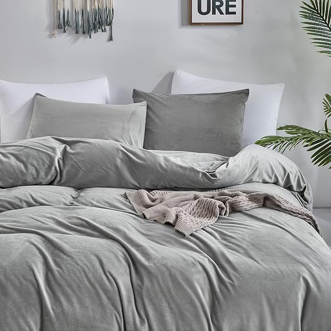 CLOTHKNOW Grey Fluffy King Size Comforter Set Velvet Bedding Comforter Sets Soft Gray Comforter Flannel Comforter with 2 x Pillow Cases