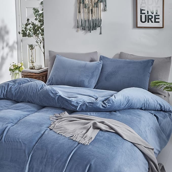 CLOTHKNOW Blue Velvet King Size Comforter Set Fluffy Bedding Comforter Sets Soft Lake Blue Comforter with 2 x Pillow Cases