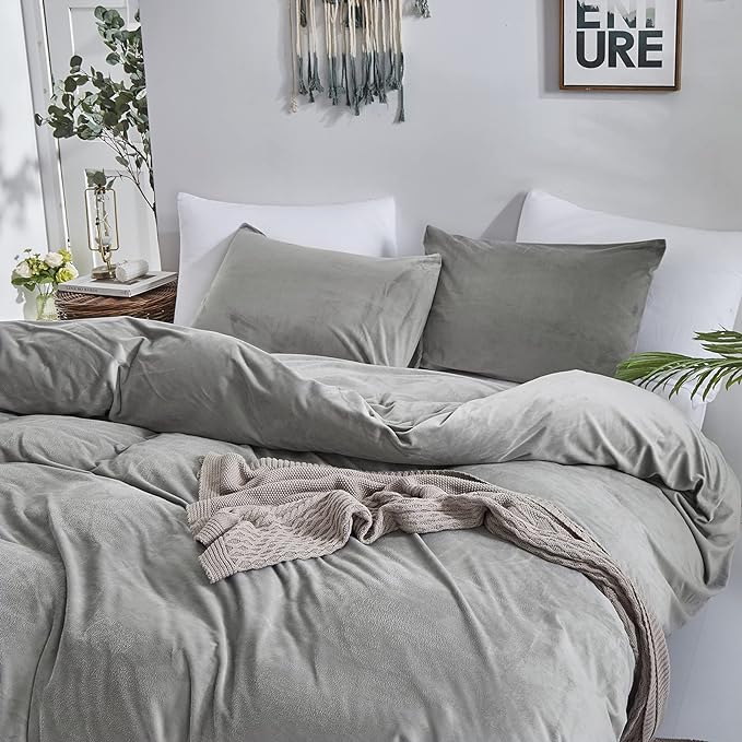 CLOTHKNOW Grey Fluffy King Size Comforter Set Velvet Bedding Comforter Sets Soft Gray Comforter Flannel Comforter with 2 x Pillow Cases