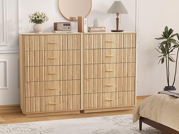 Fluted 5 Drawers Dresser for Bedroom, Wooden Tall Storage Dresser, Modern Chest of Drawers with Metal Handle, Curved Profile Wood Closet Clothes Storage Organizer for Living Room, Hallway, Natural