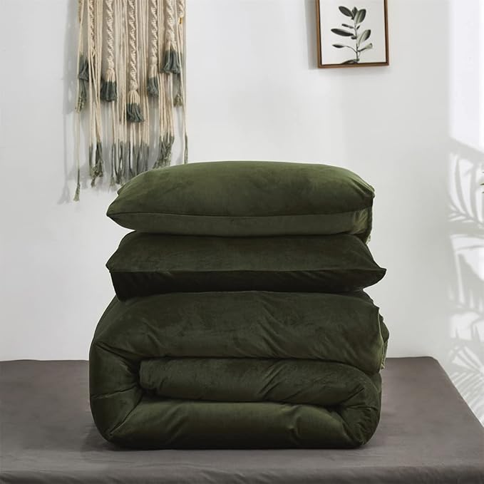 Pureant Army Green Velvet Comforter Queen Solid Dark Color Fluffy Bedding Comforters Women Men Plain Fluffy Olive Soft Quilts Cozy Blackish Green Flannel Blankets Puffy Military Hunter Green Bed