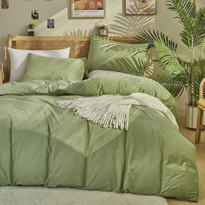 CLOTHKNOW Green Velvet King Size Comforter Set 3Pcs Fluffy Bedding Comforter Sets Soft Sea Green Comforter Light Green Comforter with 2 x Pillowcases