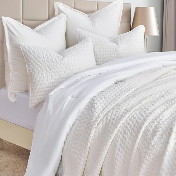 EVERGRACE Luxury Velvet Quilt Set King Size 3 Piece, Soft Cross-Stitch Velvet Comforter Set with Pillow Shams, Lightweight Coverlet Bedspread for All Seasons, Bright White