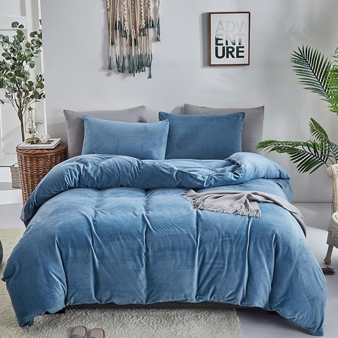 CLOTHKNOW Blue Velvet King Size Comforter Set Fluffy Bedding Comforter Sets Soft Lake Blue Comforter with 2 x Pillow Cases