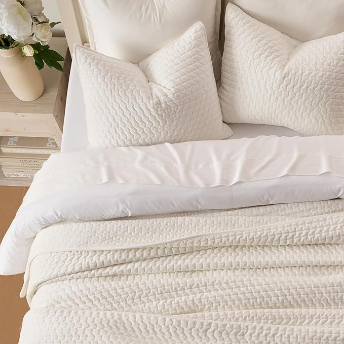 EVERGRACE Luxury Velvet Quilt Set King Size 3 Piece, Soft Cross-Stitch Velvet Comforter Set with Pillow Shams, Lightweight Coverlet Bedspread Bedding Set for All Seasons, Cream White