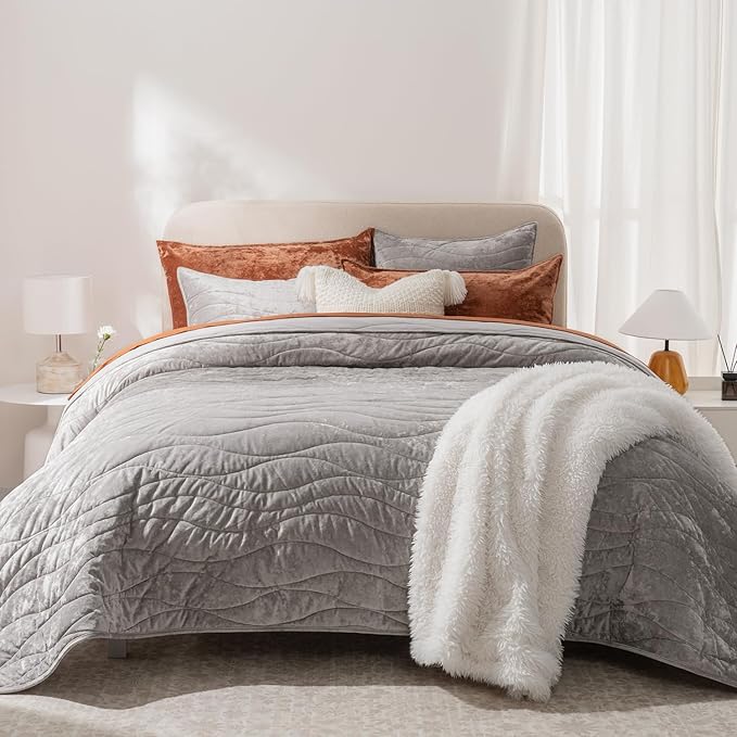 EVERGRACE Luxury Velvet Quilt King Size, Ultra Soft Wave Crushed Velvet Bedding Set, Lightweight Quilted Comforter Set for All Season, Oversized Bedspread Coverlet with 2 Shams, Silver Gray
