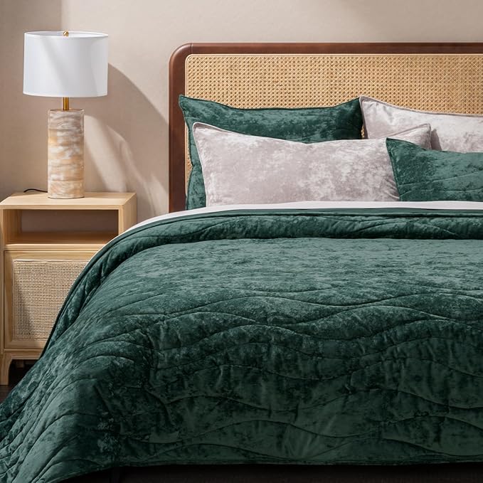 EVERGRACE Luxury Velvet Quilt Queen Size, Ultra Soft Wave Crushed Velvet Bedding Set, Lightweight Quilted Comforter Set for All Season, Oversized Bedspread Coverlet with 2 Shams, Emerald Green