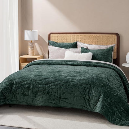 EVERGRACE Luxury Velvet Quilt Queen Size, Ultra Soft Wave Crushed Velvet Bedding Set, Lightweight Quilted Comforter Set for All Season, Oversized Bedspread Coverlet with 2 Shams, Emerald Green