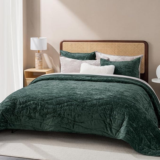 EVERGRACE Luxury Velvet Quilt Queen Size, Ultra Soft Wave Crushed Velvet Bedding Set, Lightweight Quilted Comforter Set for All Season, Oversized Bedspread Coverlet with 2 Shams, Emerald Green