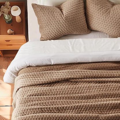 EVERGRACE Luxury Velvet Quilt Set Queen Size 3 Piece, Soft Cross-Stitch Velvet Comforter Set with Pillow Shams, Lightweight Coverlet Bedspread Bedding Set for All Seasons, Tobacco Brown