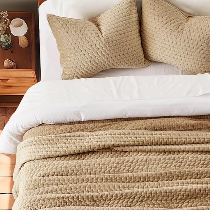 EVERGRACE Luxury Velvet Quilt Set King Size 3 Piece, Soft Cross-Stitch Velvet Comforter Set with Pillow Shams, Lightweight Coverlet Bedspread Bedding Set for All Seasons, Camel