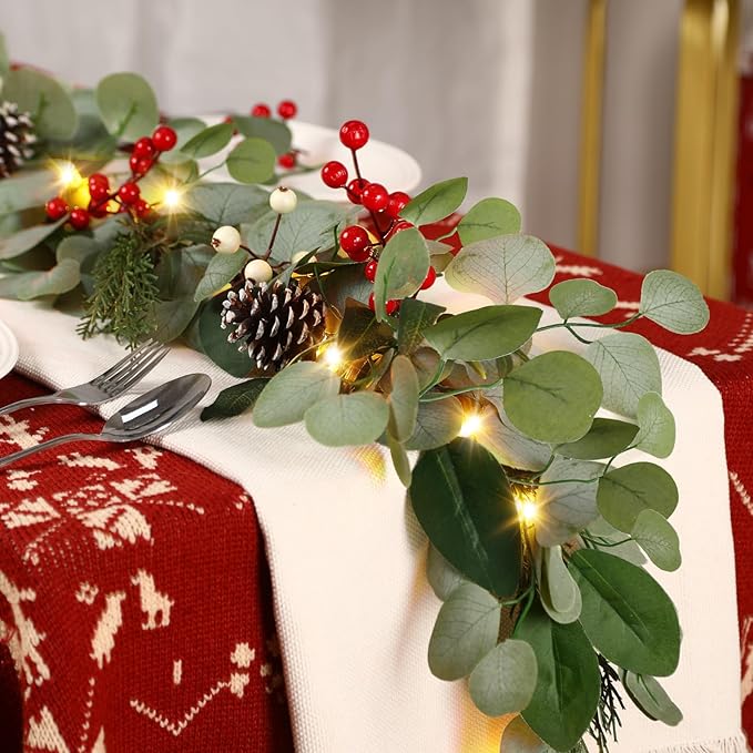 Guirnalda de Navidad de eucalipto artificial preiluminada de 9 pies, Christmas luces multicolores/funciona con pilas, guirnalda de Navidad iluminada para manto, mesa, escaleras, barandilla, decoración de