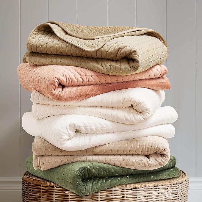 EVERGRACE Luxury Velvet Quilt Set King Size 3 Piece, Soft Cross-Stitch Velvet Comforter Set with Pillow Shams, Lightweight Coverlet Bedspread Bedding Set for All Seasons, Camel