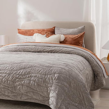 EVERGRACE Luxury Velvet Quilt King Size, Ultra Soft Wave Crushed Velvet Bedding Set, Lightweight Quilted Comforter Set for All Season, Oversized Bedspread Coverlet with 2 Shams, Silver Gray