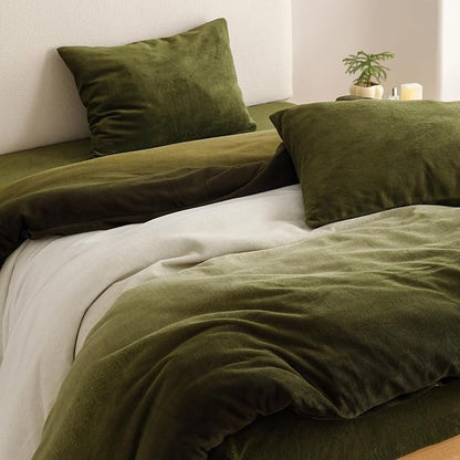 CLOTHKNOW Green White Fluffy California King Comforter Set Velvet Bedding Comforter Sets Soft Comforter with 2 x Pillow Cases