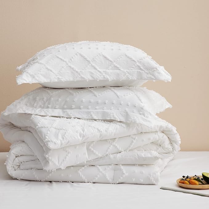 Bedsure Oversized Queen Comforter Set - White Comforter, Boho Tufted Shabby Chic Bedding for Kids, 3 Pieces Vintage Farmhouse Bed Set for All Seasons, Fluffy Soft Bedding with 2 Pillow Shams