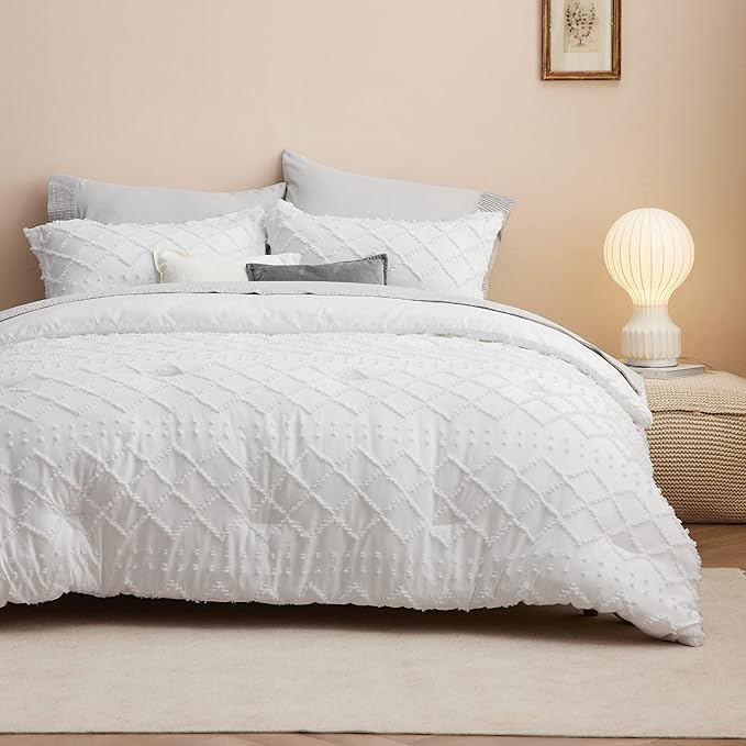 Bedsure Oversized Queen Comforter Set - White Comforter, Boho Tufted Shabby Chic Bedding for Kids, 3 Pieces Vintage Farmhouse Bed Set for All Seasons, Fluffy Soft Bedding with 2 Pillow Shams