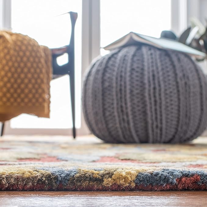 SAFAVIEH Blossom Collection Area Rug - 4' Square, Red & Multi, Handmade French Country Floral Wool, Ideal for High Traffic Areas in Living Room, Bedroom (BLM402Q)