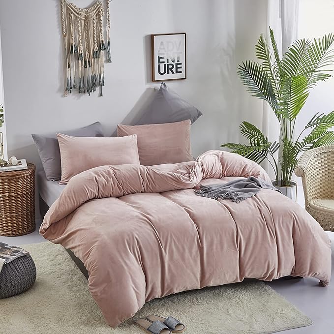 CLOTHKNOW Pink Queen Comforter Set Fluffy Velvet Bedding Comforter Sets Blush Queen Comforter Girls Women Comforter with 2 x Pillow Cases