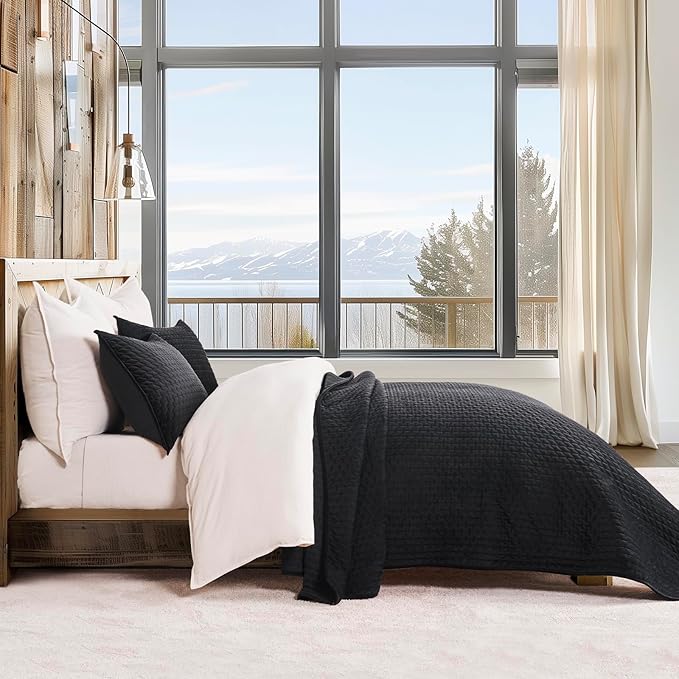 EVERGRACE Luxury Velvet Quilt Bedding Set King Size 3 Pieces with Pillow Shams, Soft Cross-Stitch Velvet Comforter Set, Lightweight Coverlet Bedspread for All Seasons, Black