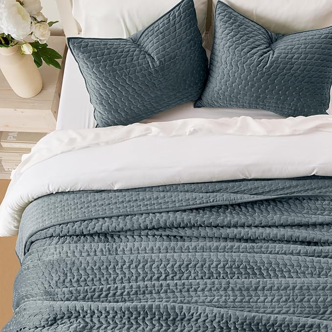 EVERGRACE Luxury Velvet Quilt Bedding Set King Size 3 Pieces with Pillow Shams, Soft Cross-Stitch Velvet Comforter Set, Lightweight Coverlet Bedspread for All Seasons, Stormy Blue