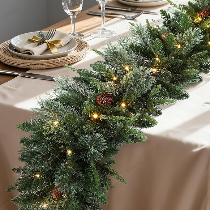 SHareconn Paquete de 2 guirnaldas de Navidad preiluminadas de 6 pies, Christmas cedro rústico natural con decoración de conos de pino y luces LED multicolores, temporizador a pilas para chimenea, decoración de