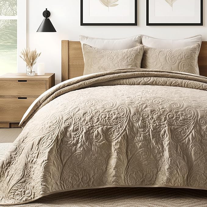 EVERGRACE Luxury Pearl Velvet Quilt Set Queen Size 3 Pieces, Soft Paisley-Stitch Velvet Comforter Set with Pillow Shams, Lightweight Bedspread Coverlet Bedding Set, Natural