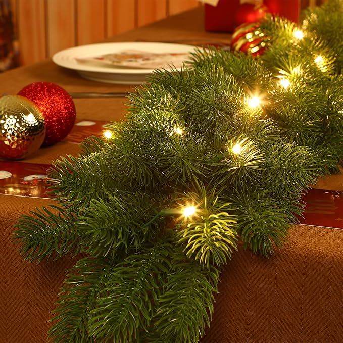 2 guirnaldas de Navidad preiluminadas de 6 pies Christmas guirnalda de pino Norfolk artificial iluminada con luces multicolor, guirnalda a pilas para manto, escaleras, mesa, chimenea, decoración de Navidad al