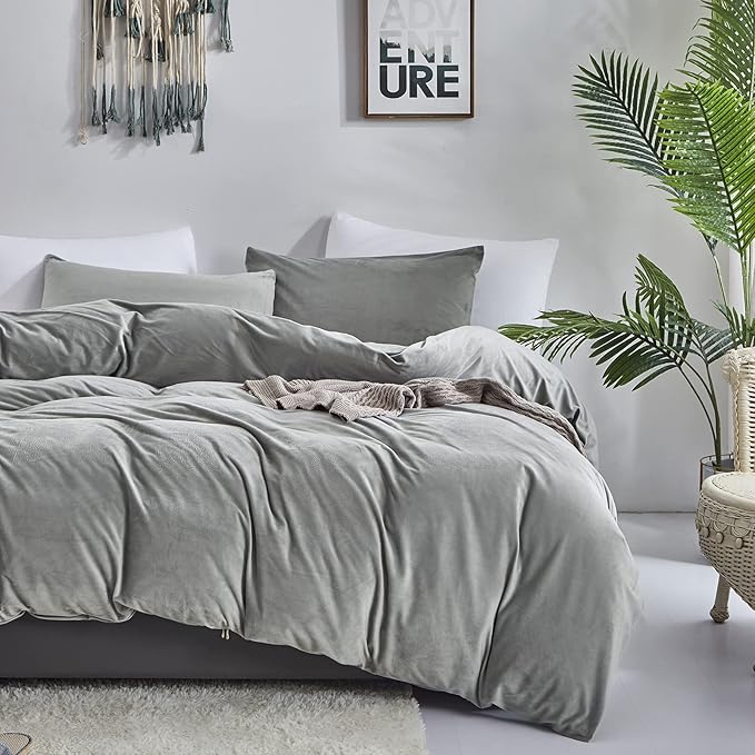 CLOTHKNOW Grey Fluffy King Size Comforter Set Velvet Bedding Comforter Sets Soft Gray Comforter Flannel Comforter with 2 x Pillow Cases