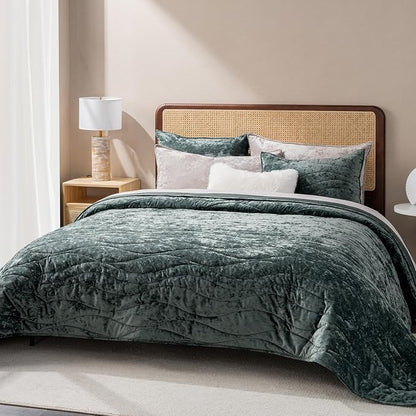 EVERGRACE Luxury Velvet Quilt King Size, Ultra Soft Wave Crushed Velvet Bedding Set, Lightweight Quilted Comforter Set for All Season, Oversized Bedspread Coverlet with 2 Shams, Dark Green
