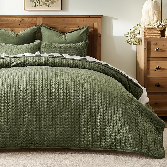 EVERGRACE Luxury Velvet Quilt Set Queen Size 3 Piece, Soft Cross-Stitch Velvet Comforter Set with Pillow Shams, Lightweight Coverlet Bedspread Bedding Set for All Seasons, Loden Green