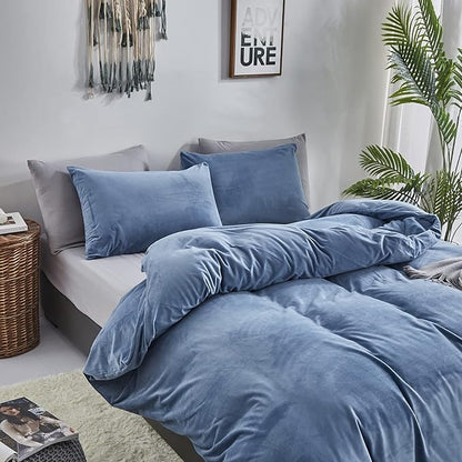 CLOTHKNOW Blue Velvet King Size Comforter Set Fluffy Bedding Comforter Sets Soft Lake Blue Comforter with 2 x Pillow Cases
