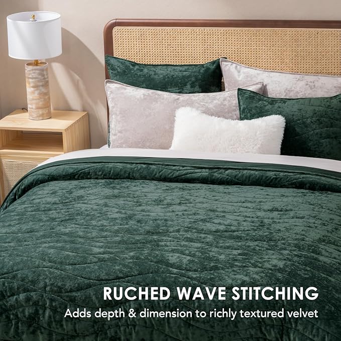 EVERGRACE Luxury Velvet Quilt Queen Size, Ultra Soft Wave Crushed Velvet Bedding Set, Lightweight Quilted Comforter Set for All Season, Oversized Bedspread Coverlet with 2 Shams, Emerald Green