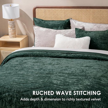 EVERGRACE Luxury Velvet Quilt Queen Size, Ultra Soft Wave Crushed Velvet Bedding Set, Lightweight Quilted Comforter Set for All Season, Oversized Bedspread Coverlet with 2 Shams, Emerald Green