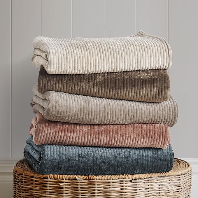 EVERGRACE Velvet Quilt Set King Size, Luxurious Soft Quilted Bedding Sets, Lightweight Velvet Comforter for All Season, Striped Channel Bedspread Coverlet with 2 Shams, Midnight Blue