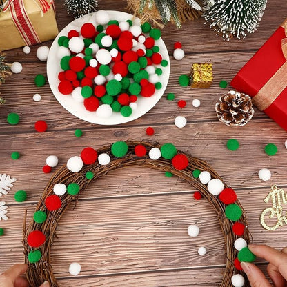 UPINS 600 Pcs Christmas Pom Poms Balls, Red Green White Craft Pompoms Fluffy Balls for Christmas Party DIY Creative Decorations Supplies（3Size）