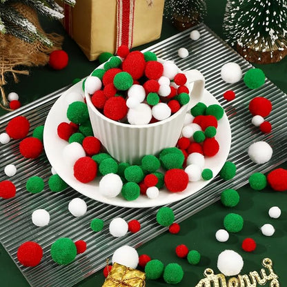 UPINS 600 Pcs Christmas Pom Poms Balls, Red Green White Craft Pompoms Fluffy Balls for Christmas Party DIY Creative Decorations Supplies（3Size）