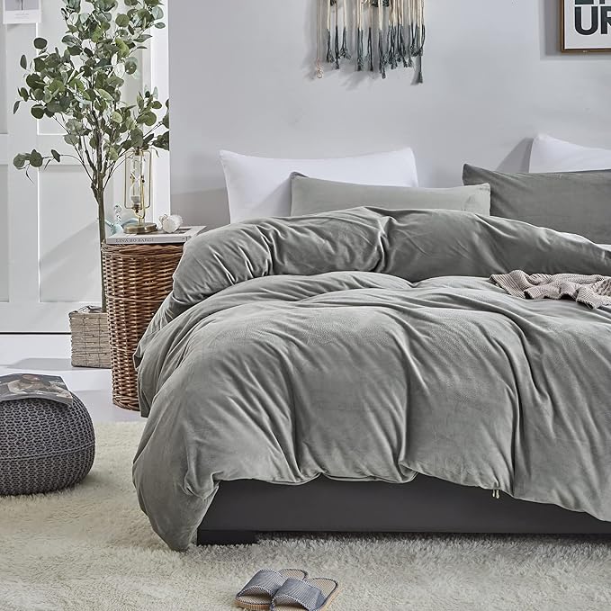 CLOTHKNOW Grey Fluffy Queen Comforter Set Velvet Bedding Comforter Sets Soft Gray Queen Comforter Flannel Comforter with 2 x Pillow Cases
