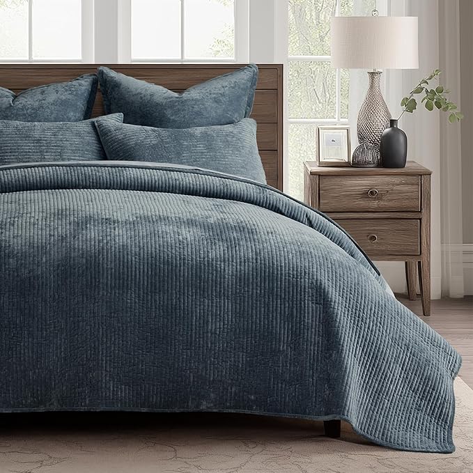 EVERGRACE Velvet Quilt Set Queen Size, Luxurious Soft Quilted Bedding Sets, Lightweight Velvet Comforter for All Season, Striped Channel Bedspread Coverlet with 2 Shams, Midnight Blue