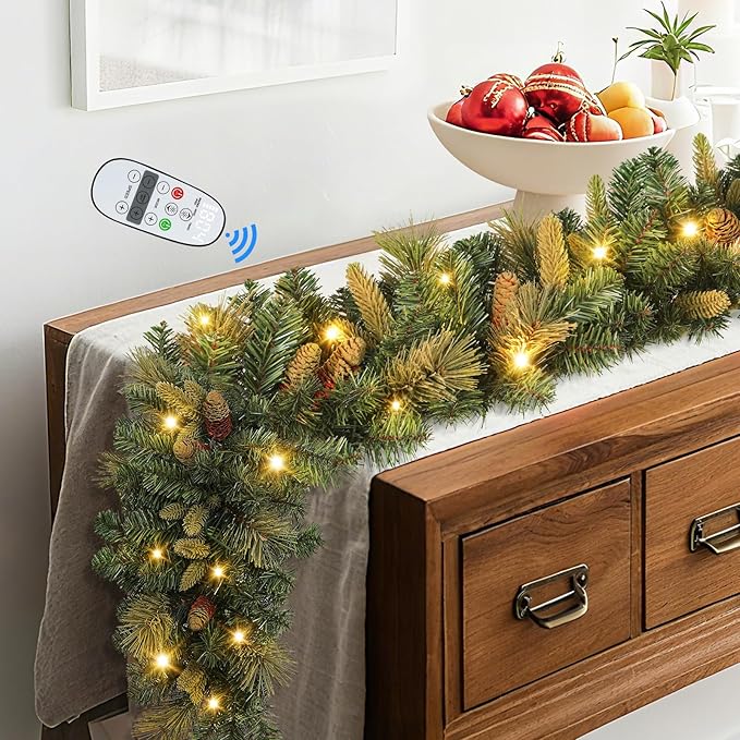 SHareconn Guirnalda de Navidad preiluminada de 9 pies con Christmas decoración de piñas y luces LED multicolor enchufables, guirnalda iluminada para chimenea, mesa, decoración de Navidad en interiores y