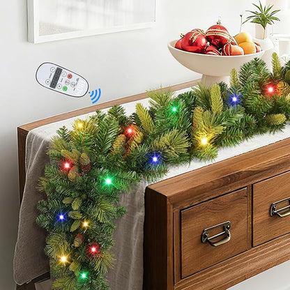 SHareconn Paquete de 2 guirnaldas de Navidad preiluminadas de 9 pies con decoraciones Christmas de piñas y luces LED multicolor enchufables, guirnalda iluminada para chimenea, mesa, decoración de Navidad en