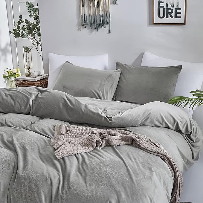 CLOTHKNOW Grey Fluffy Full Size Comforter Sets Velvet Bedding Comforter Sets Soft Silver Comforter Cozy Flannel Comforter with 2 x Pillow Cases