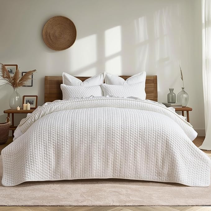 EVERGRACE Luxury Velvet Quilt Set King Size 3 Piece, Soft Cross-Stitch Velvet Comforter Set with Pillow Shams, Lightweight Coverlet Bedspread for All Seasons, Bright White