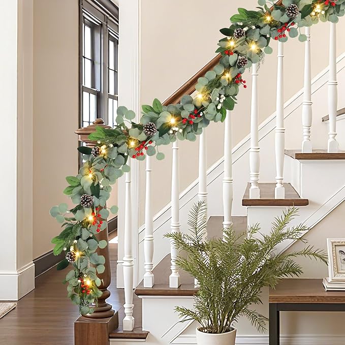 Guirnalda de Navidad de eucalipto artificial preiluminada de 9 pies, Christmas luces multicolores/funciona con pilas, guirnalda de Navidad iluminada para manto, mesa, escaleras, barandilla, decoración de