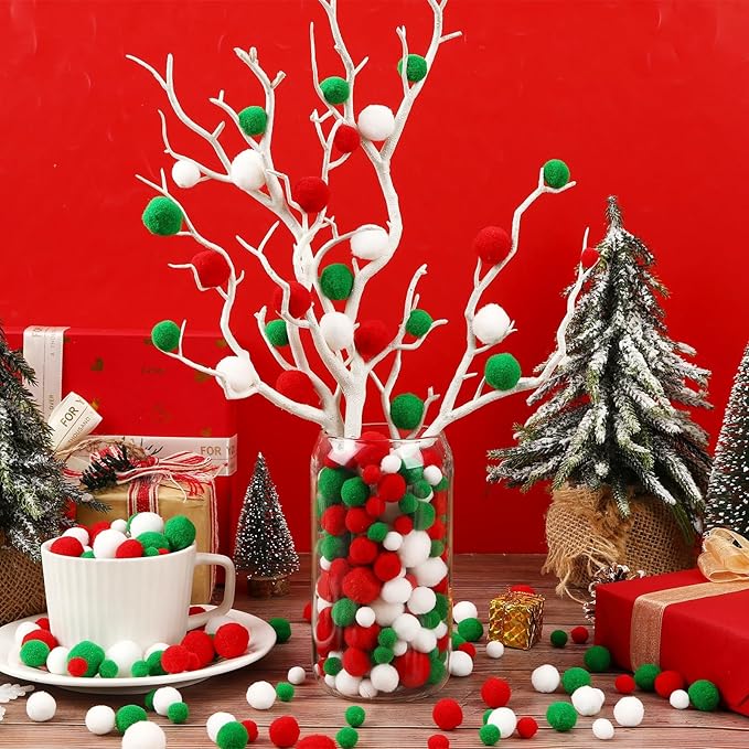 UPINS 600 Pcs Christmas Pom Poms Balls, Red Green White Craft Pompoms Fluffy Balls for Christmas Party DIY Creative Decorations Supplies（3Size）