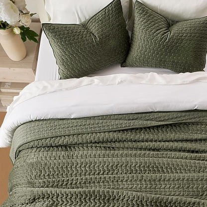 EverGrace Luxury Velvet Quilt Set Queen Size 3 Piece, Soft Cross-Stitch Velvet Comforter Set with Pillow Shams, Lightweight Coverlet Bedspread Bedding Set for All Seasons, Moss Green